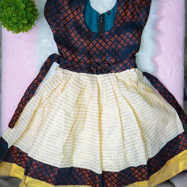 4 yr old - Green onam froak with lining
