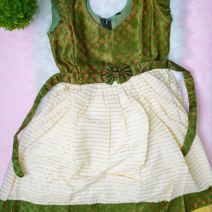 5 yr old - Light green onam froak with lining